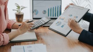 Profissionais analisando gráficos e relatórios de certificações